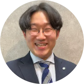 スタッフの顔写真