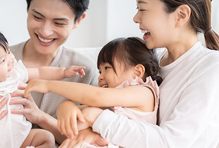 仲睦まじい4人家族の笑顔の写真